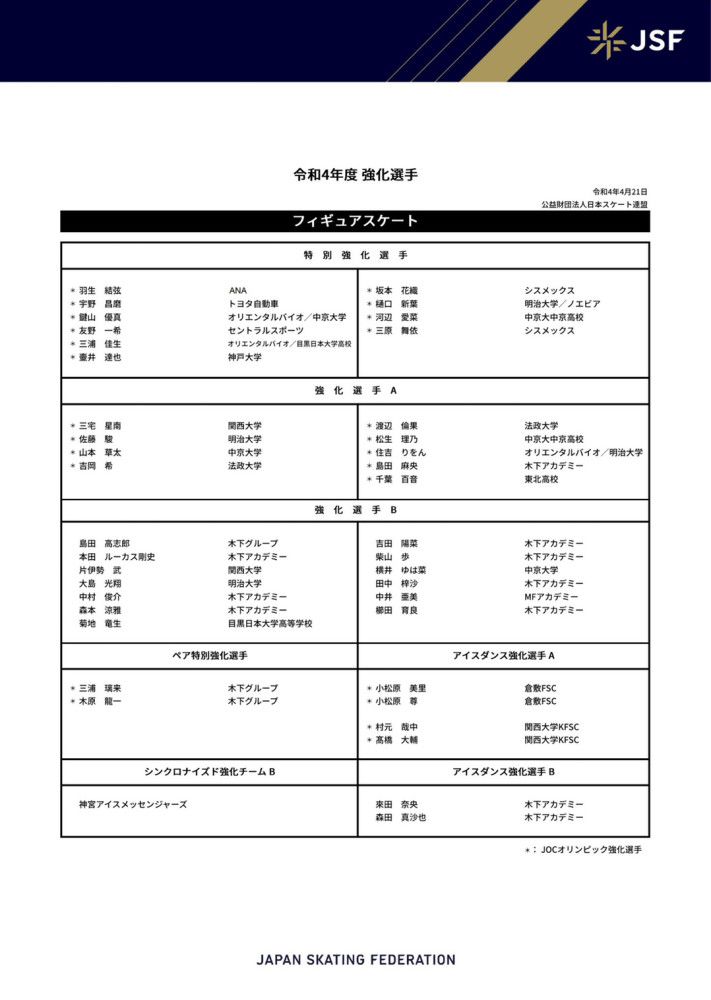 家中男女主人并未同排站立，母亲站在父亲身侧，似乎暗指着这位父亲的绝对权力